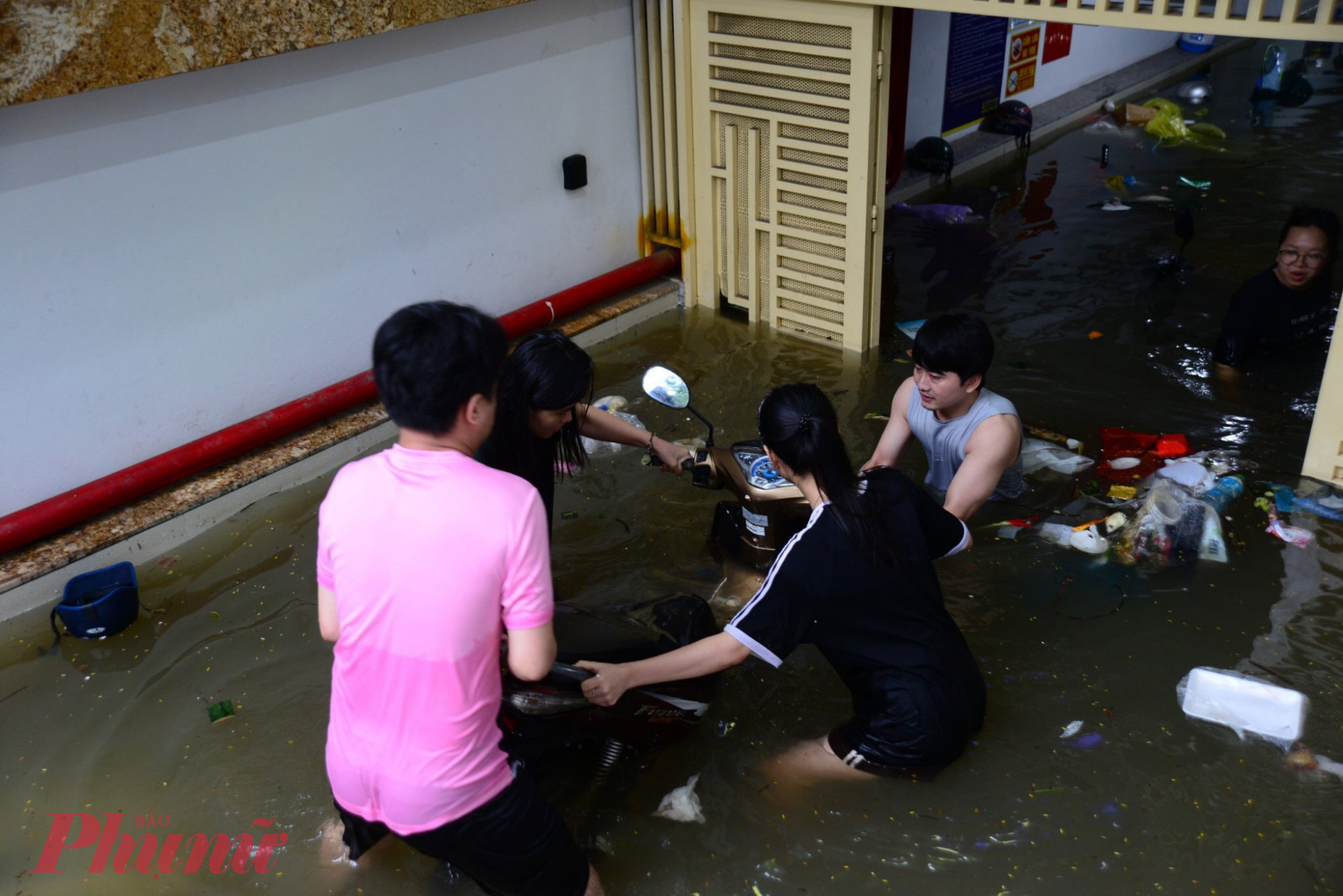 Theo một số người dân sinh sống tại đây, trong sáng nay, nhiều người đã phải bơi trong hầm để xe để tìm phương tiện đưa ra ngoài mang đi sửa.