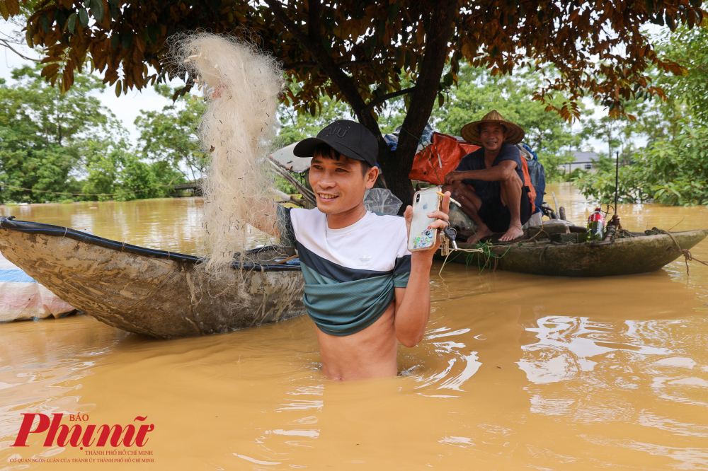 Người dân tranh thủ thả lưới đánh cá do 1 lượng cá lớn từ sông Bùi và các ao hồ thoát ra.