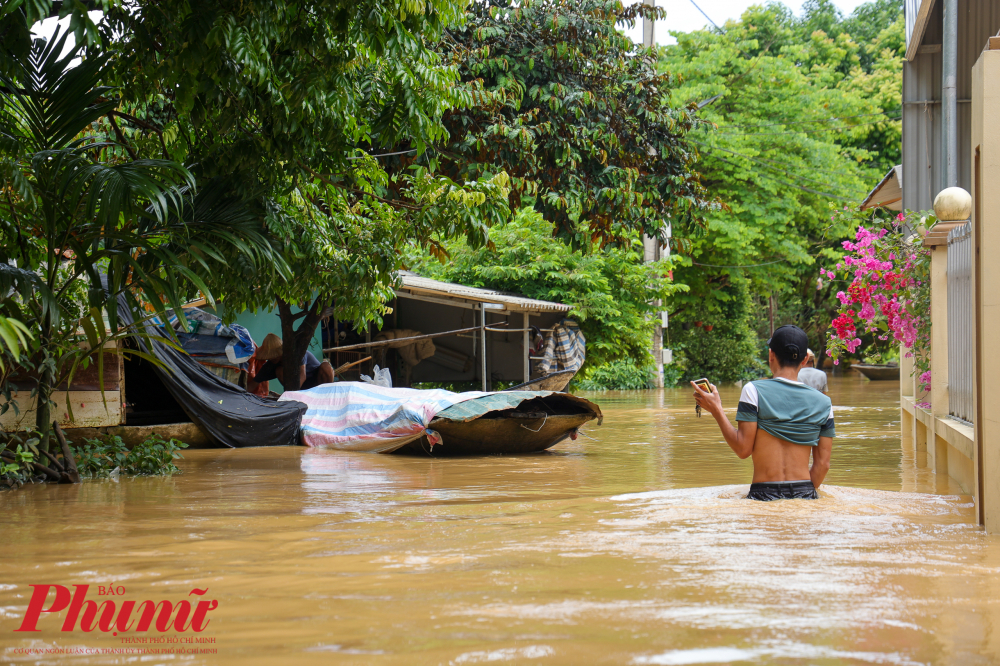 Mọi con đường, ngõ xóm đều chìm ngập trong nước