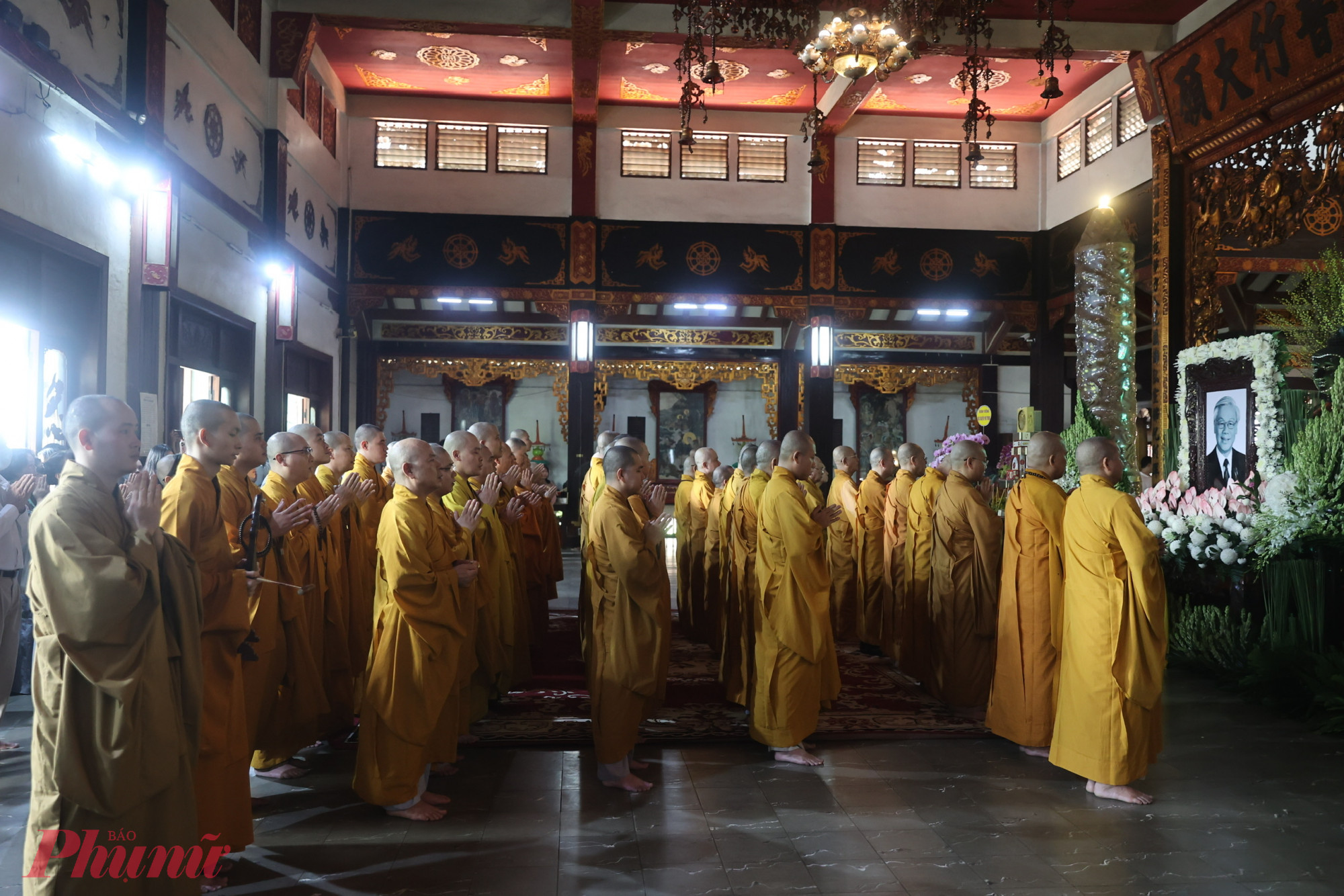 Các nhà sư thực hiện nghi thức lễ cầu siêu, một nghi lễ Phật giáo, như một cách bày tỏ lòng thành, tri ân những đóng góp cho đất nước của cố Tổng bí thư