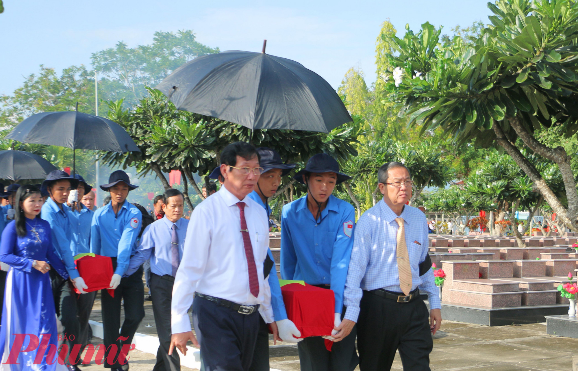 Quân khu 9 phối hợp với tỉnh An Giang trang trọng tổ chức lễ truy điệu, cải táng 88 hài cốt liệt sỹ quân tình nguyện Việt Nam hy sinh qua các thời kỳ chiến tranh trên đất bạn Campuchia và trong nước.