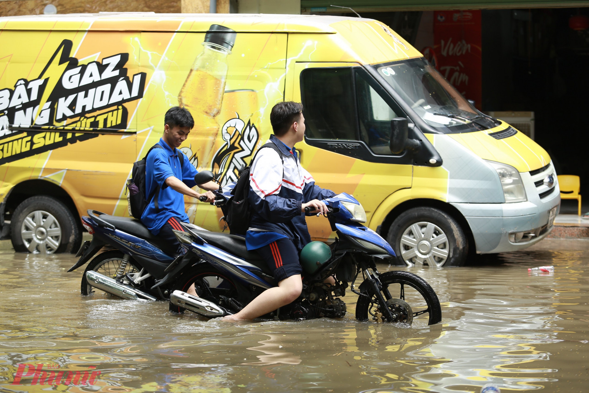 Từ ngày 23/7 đến nay, nhiều tỉnh, thành ở miền Bắc có mưa lớn kéo dài, do ảnh hưởng của hoàn lưu bão số 2. Tại Hà Nội, mưa lớn dai dẳng đã gây ngập nặng tại nhiều tuyến phố, khu dân cư. Có điểm mưa vượt 100mm gây ngập lụt, mực nước các sông ở ngoại thành cũng dâng cao. Cảnh báo Hà Nội tiếp tục mưa lớn trong ngày 24/7. Nguy cơ cao sẽ xảy ra ngập lụt ở các vùng trũng thấp, ven sông, khu đô thị.