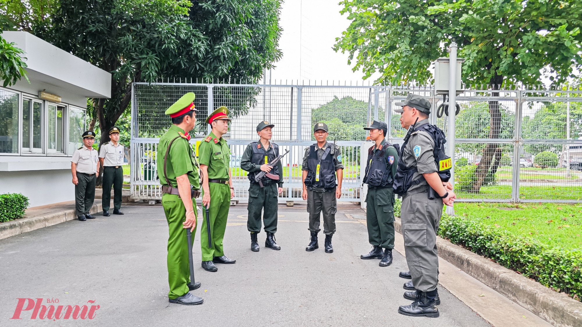 Lực lượng an ninh cũng được tăng cường tại Cảng hàng không quốc tế Tân Sơn Nhất. 