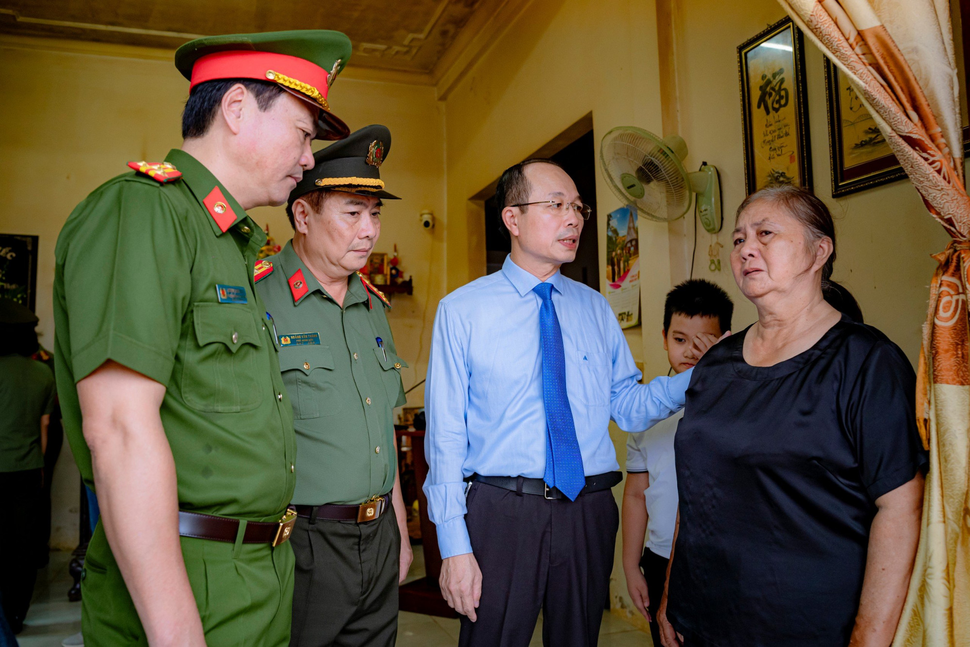 Ông Phan Quý Phương- Phsio chủ tịch UBND tỉnh Thừa Thiên Huế động viên  người thân gia đình Trung tá Hùng