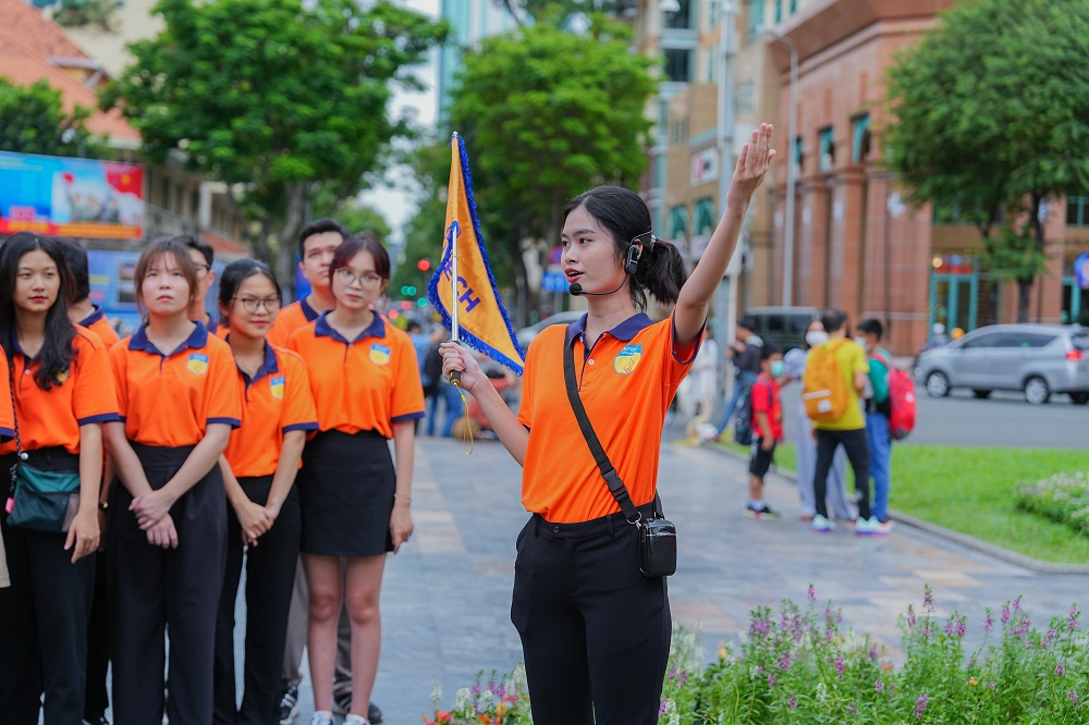 Những chuyến city tour khởi đầu tác phong hướng dẫn viên du lịch chuyên nghiệp - Ảnh: HUTECH