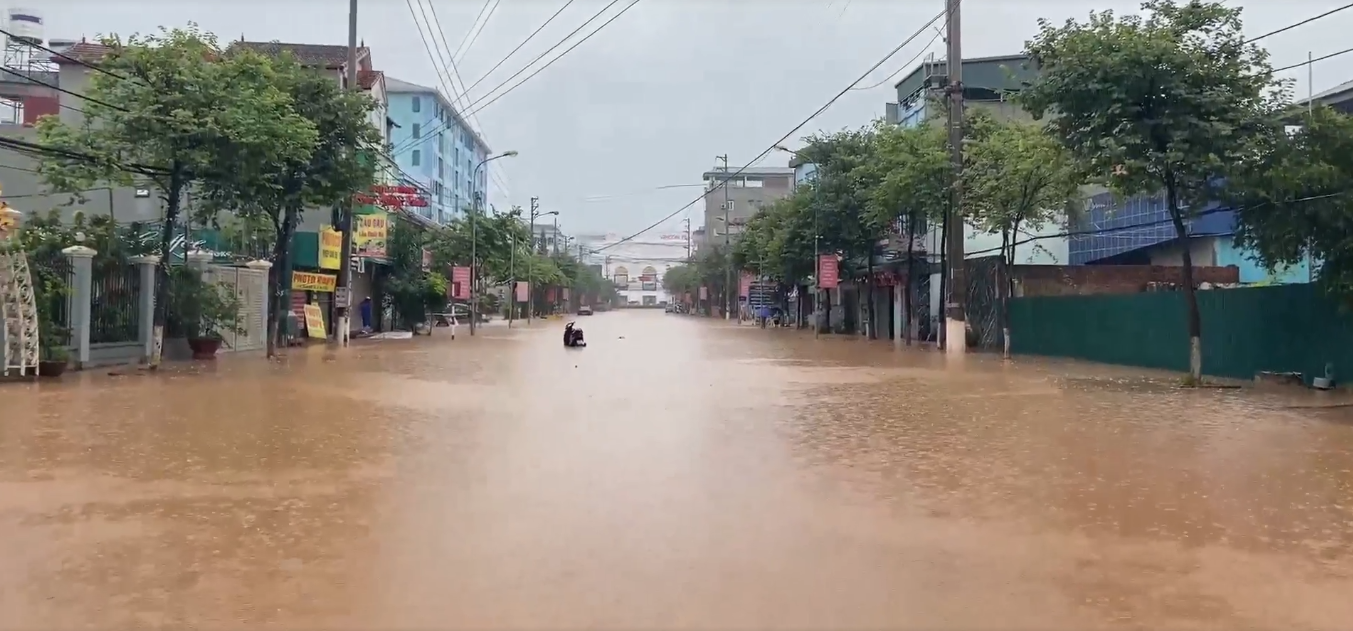 Đường phố thành sông, xe chết máy đứng im giữa nước lũ. Ảnh do người dân cung cấp