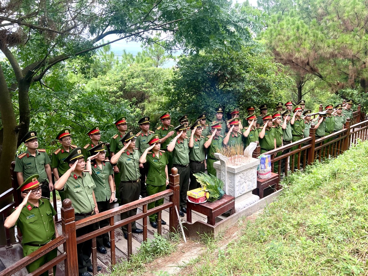 Đoàn công tác công an tỉnh Thừa Thiên - Huế đến dâng hương, viếng mộ đại tướng Võ Nguyên Giáp tại Vũng Chùa xã Quảng Đông (huyện Quảng Trạch, tỉnh Quảng Bình) - Ảnh: T.H