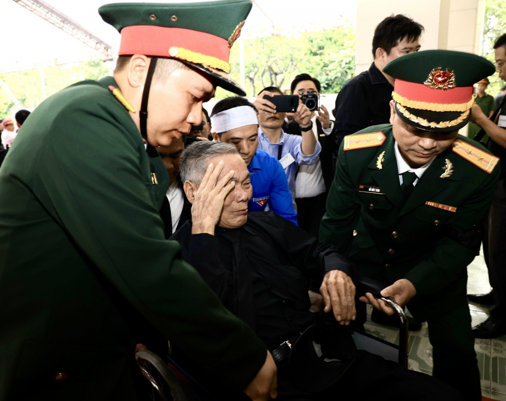 Bộ đội khiêng xe lăn, giúp ông Vương Khắc Duy vào viếng Tổng bí thư, đồng thời là bạn học của ông - ẢNH: ANH NGỌC