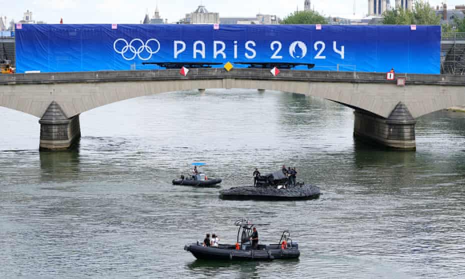 Pháp gấp rút hoàn tất các công đoạn cuối cùng cho kễ khai mạc Olympic Paris - Ảnh: Guardian