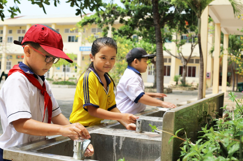 Học sinh ở huyện Cần Giờ sử dụng nguồn nước sạch do SAWACO cung cấp - ẢNH: BÍCH ĐINH