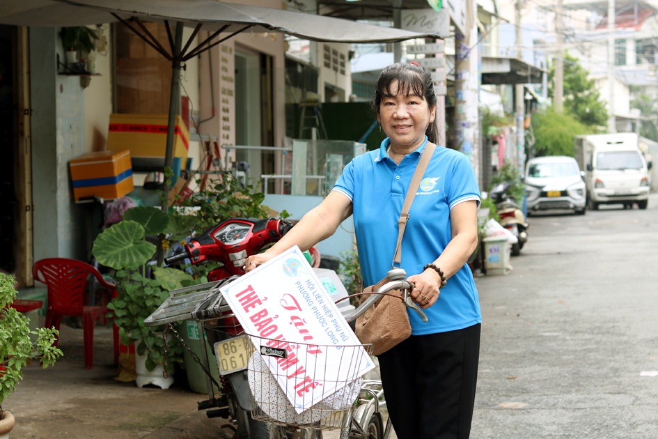 Dì Sáu cùng chiếc xe đạp cũ là hình ảnh thân thương trong tâm trí của nhiều chị em hội viên phụ nữ khu phố 30, phường Phước Long B, TP Thủ Đức