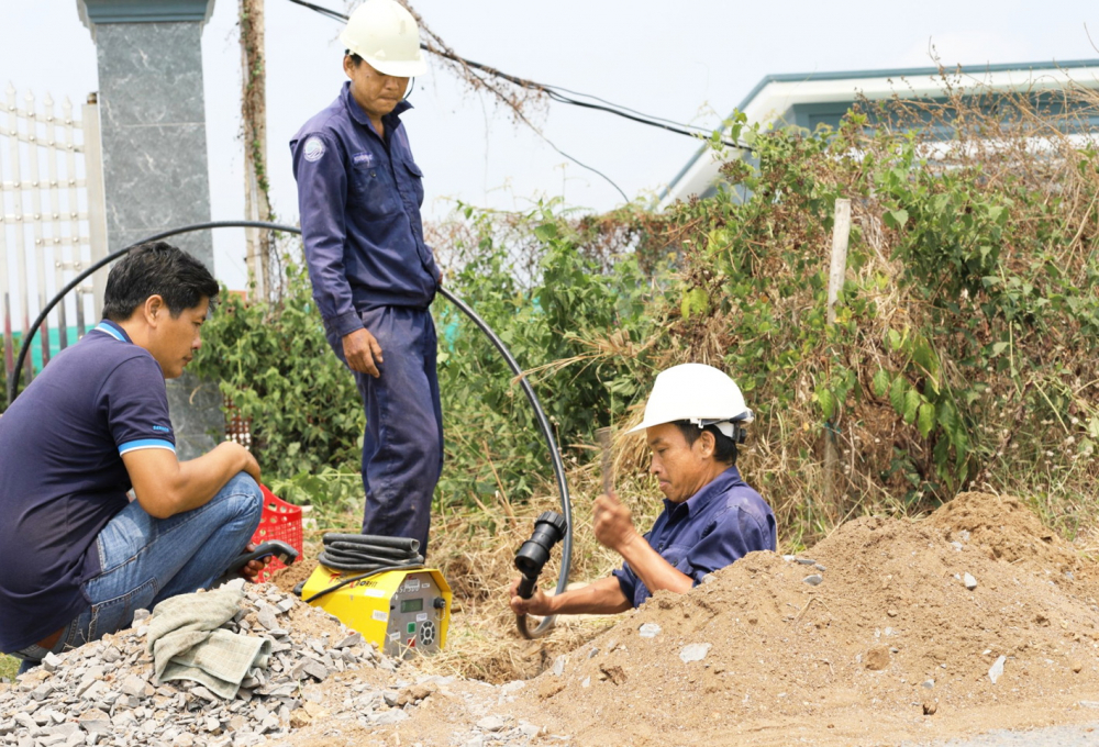 Nhân viên của Xí nghiệp Cấp nước Cần Giờ tất bật làm việc để dẫn nước sạch vào các xã vùng xa của huyện Cần Giờ như Lý Nhơn, An Thới Đông, Tam Thôn Hiệp - ẢNH: BÍCH ĐINH