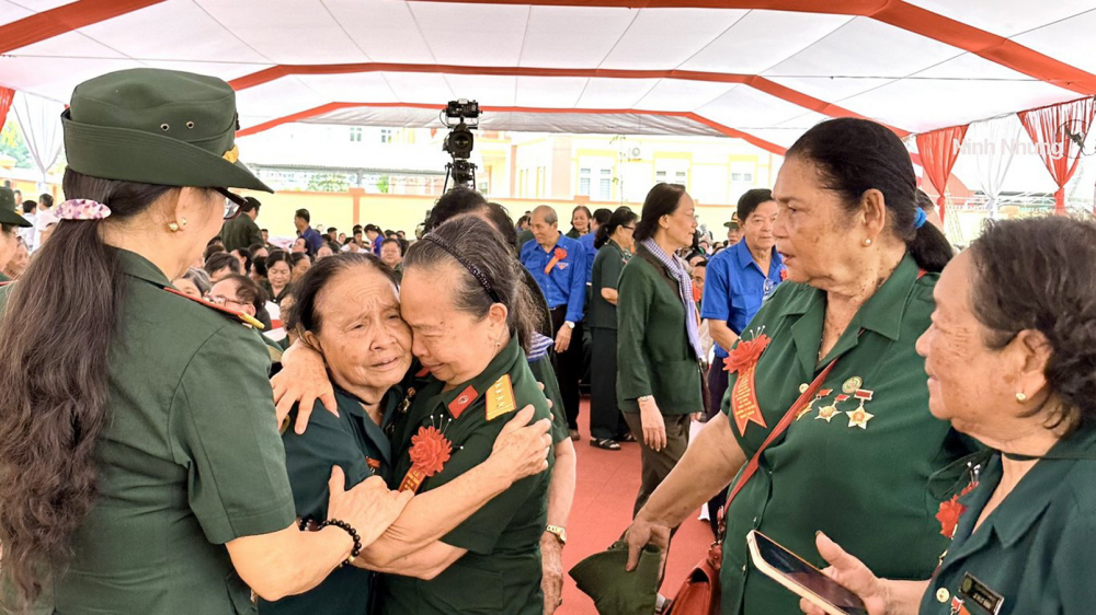 Những nữ thanh niên xung phong đường 1C xúc động gặp lại nhau tại lễ khánh thành đền thờ anh hùng liệt sĩ, lực lượng vũ trang nhân dân và thanh niên xung phong hy sinh trên tuyến đường 1C 