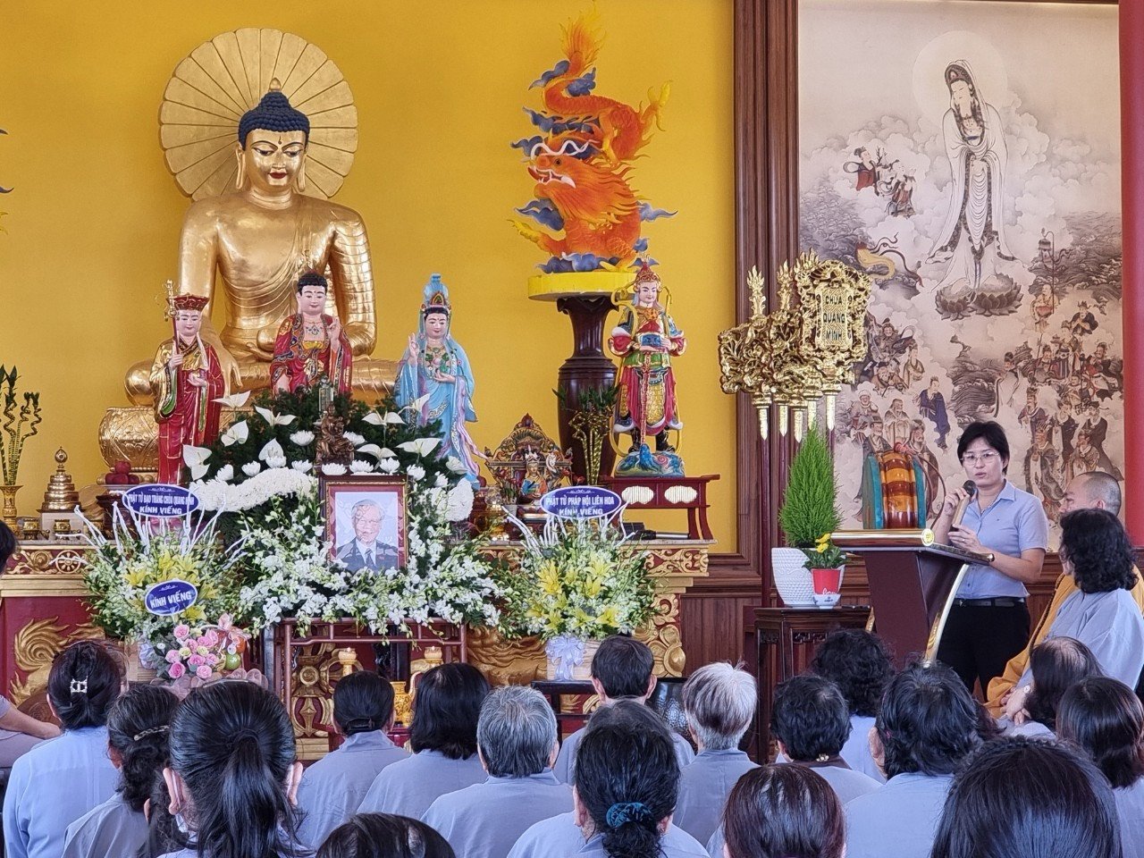 Rất đông người dân, phật tử đến tưởng niệm Tổng bí thư tại Chùa Quang Minh (quận 7) - Ảnh: CTV 