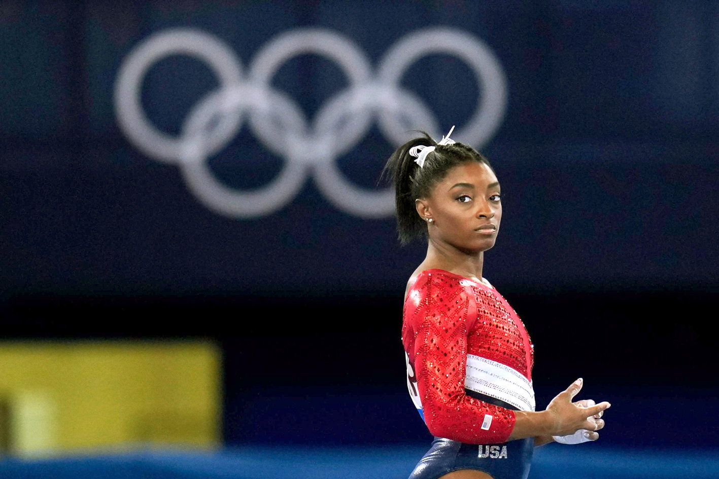 Vận động viên Simone Biles của đội tuyển Mỹ trong lúc chuẩn bị tranh tài  ở trận chung kết thể dục dụng cụ nữ tại Olympic Tokyo năm 2021  -  ẢNH: GREGORY BULL/AP