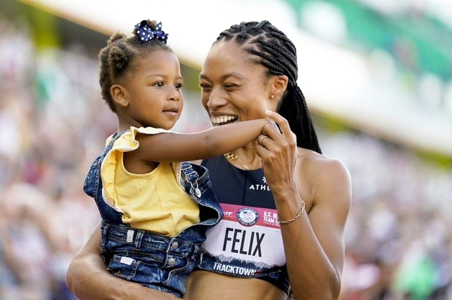 Nữ vận động viên Allyson Felix (Mỹ) ăn mừng cùng con gái Camryn sau khi về đích ở vị trí thứ hai nội dung chạy 400m nữ trong cuộc sát hạch cho Olympic vào tháng 6/2021 -  Nguồn ảnh: AP