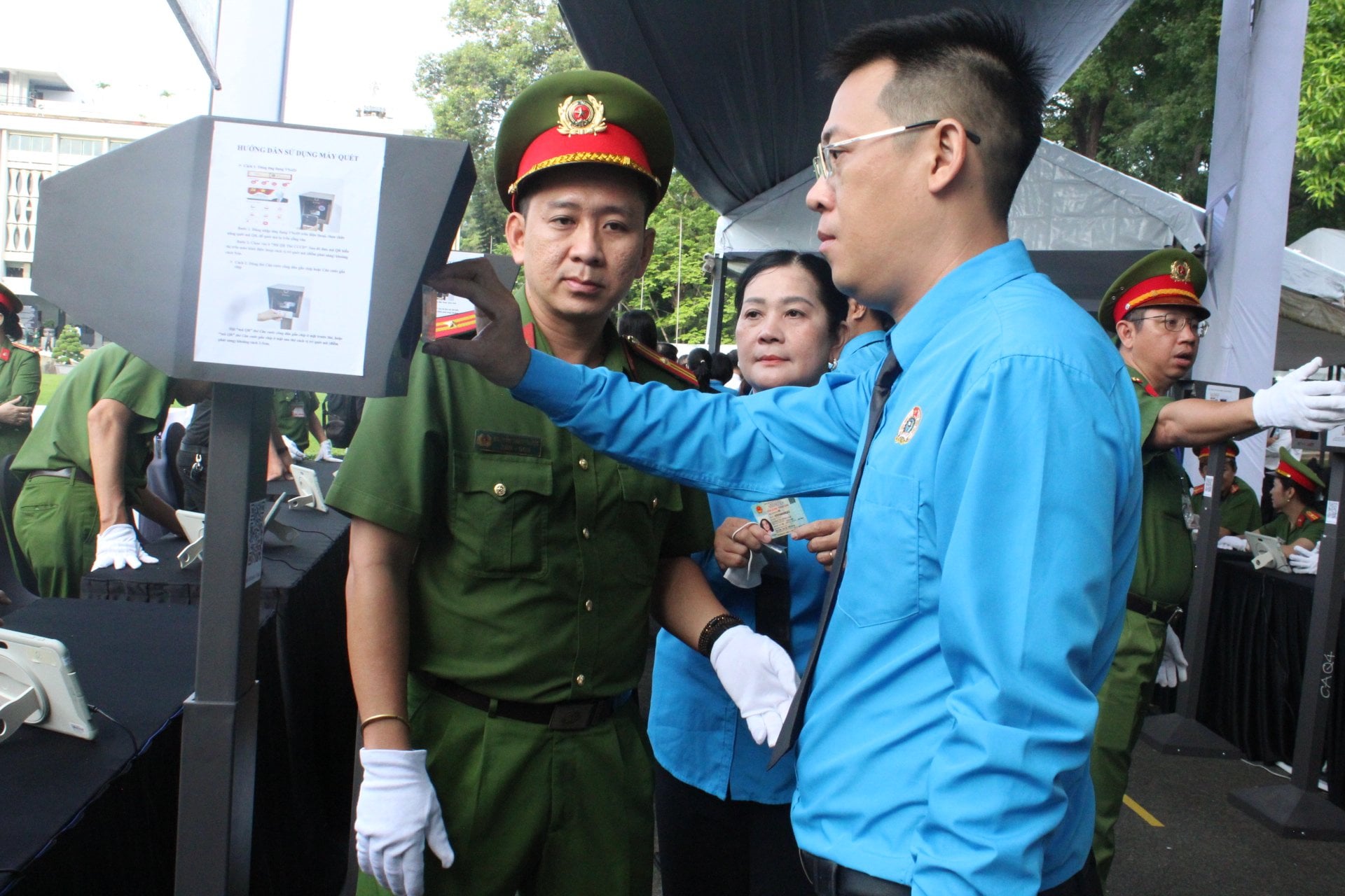 Công tác kiểm tra an ninh được đảm bảo an toàn trước khi vào Lễ viếng, người dân được tạo mọi điều kiện thuận lợi, chỉ cần có CCCD có thể đến viếng 