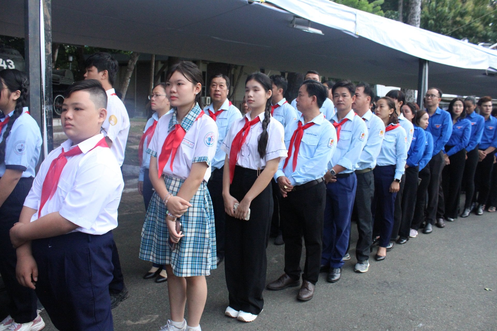 Các đoàn thanh niên, học sinh chuẩn bị vào viếng Tổng bí thư Nguyễn Phú Trọng.