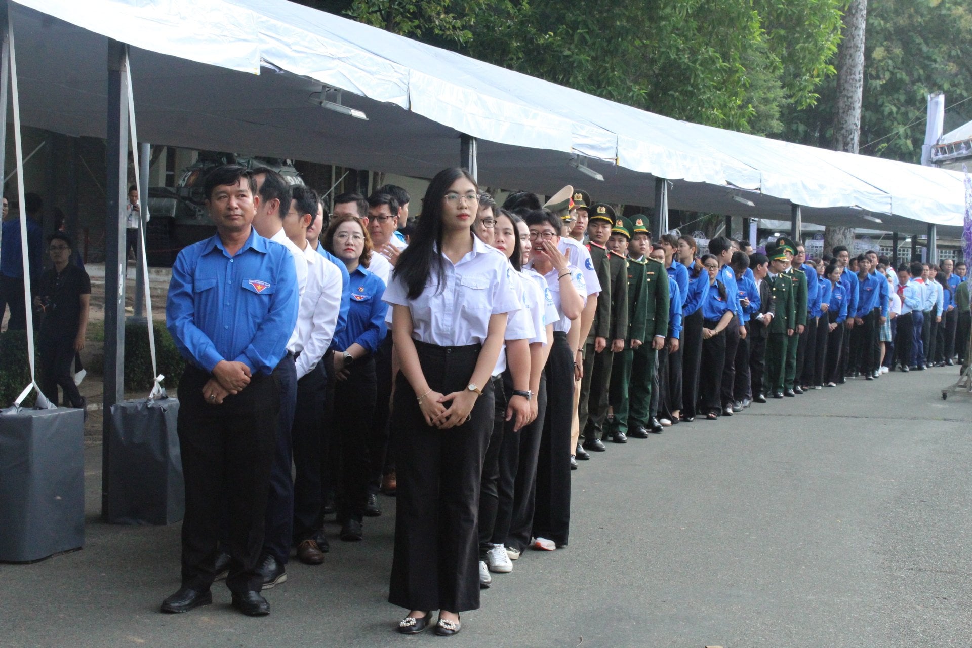 Các đoàn đại biểu xếp hàng chuẩn bị vào Lễ viếng Tổng bí thư Nguyễn Phú Trọng 