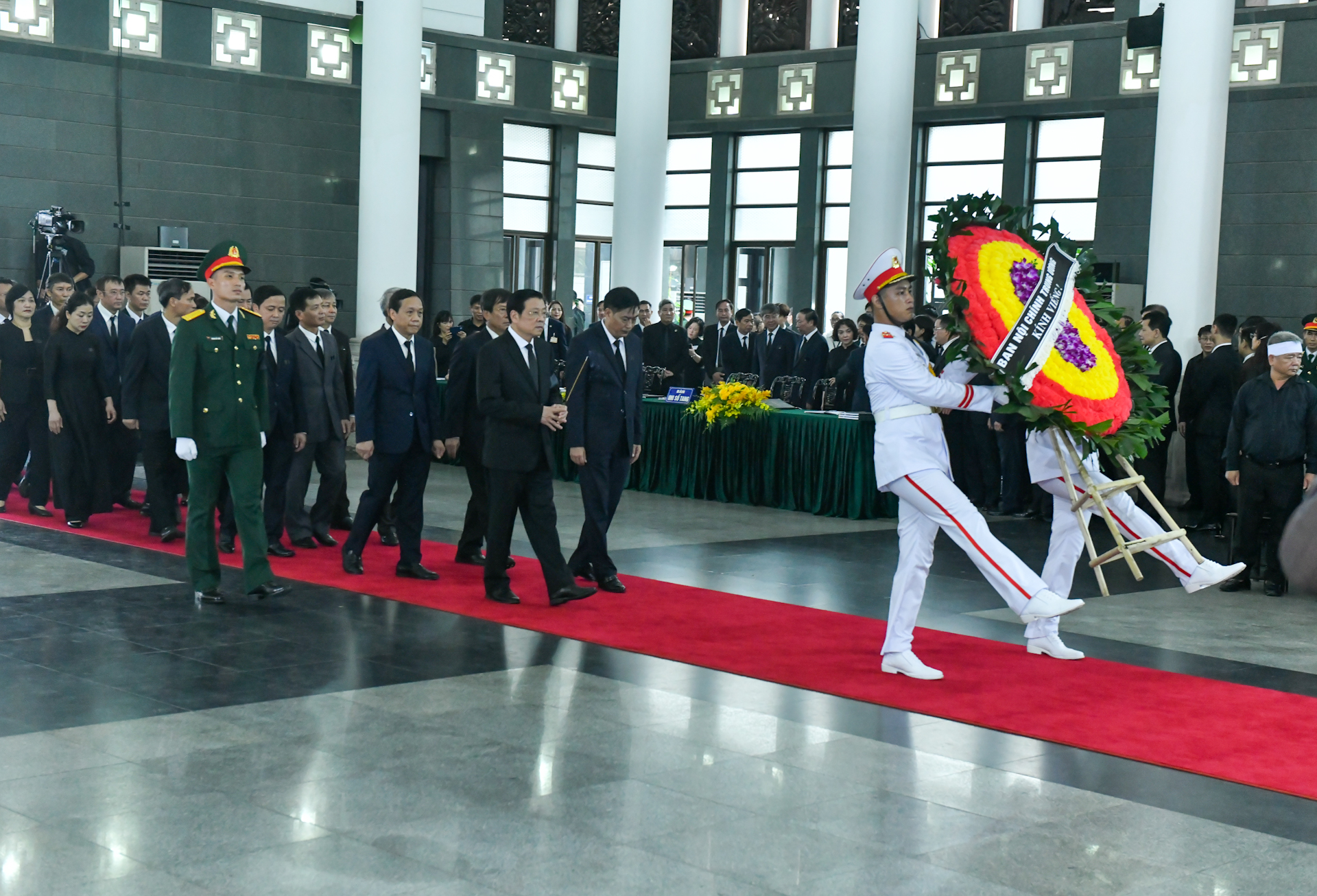 Đoàn Ban Nội chính Trung ương do đồng chí Phan Đình Trạc, Ủy viên Bộ Chính trị, Bí thư Trung ương Đảng, Trưởng Ban Nội chính Trung ương làm Trưởng đoàn, kính viếng