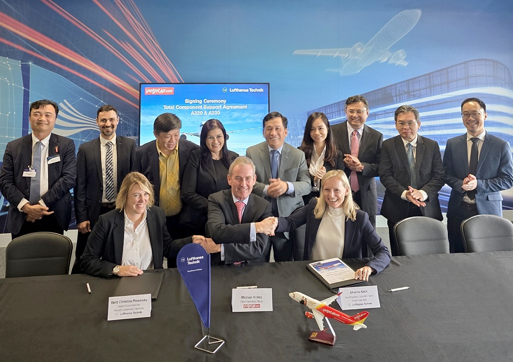 Lễ ký kết giữa Vietjet và Lufthansa Technik diễn ra tại Triển lãm hàng không quốc tế Farnborough 2024 với sự chứng kiến của lãnh đạo cấp cao hai bên - Ảnh: Vietjet