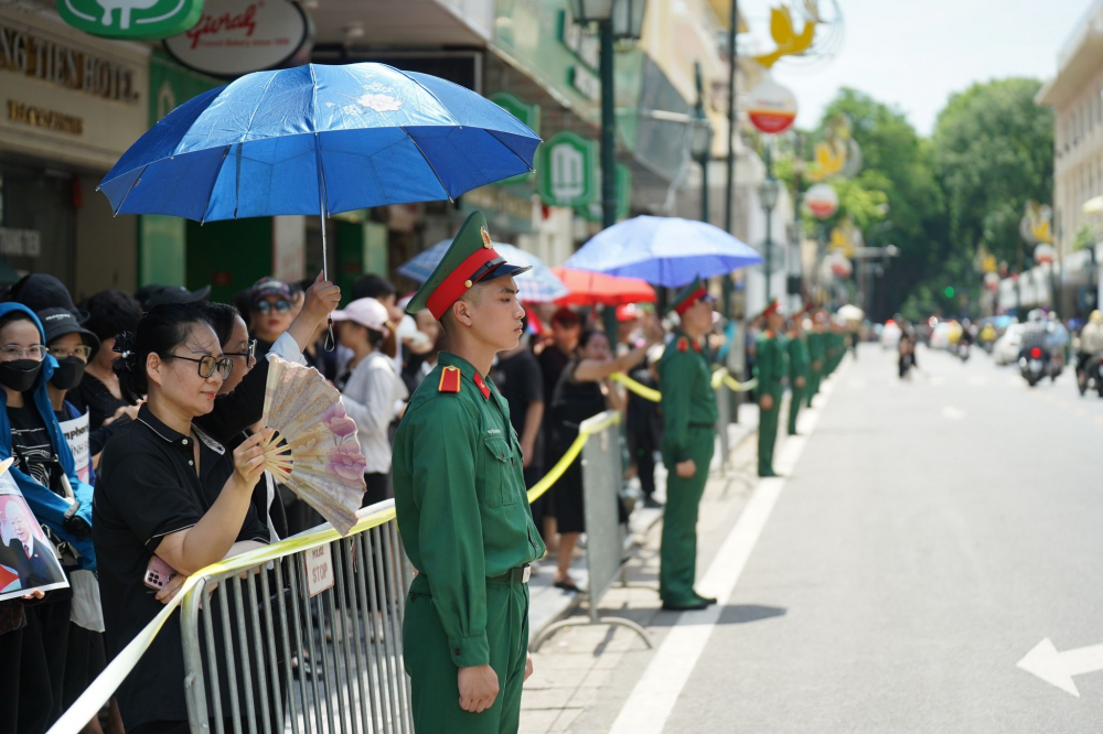 Người dân đứng chờ tại khu vực Tràng Tiền (Hoàn Kiếm, Hà Nội)