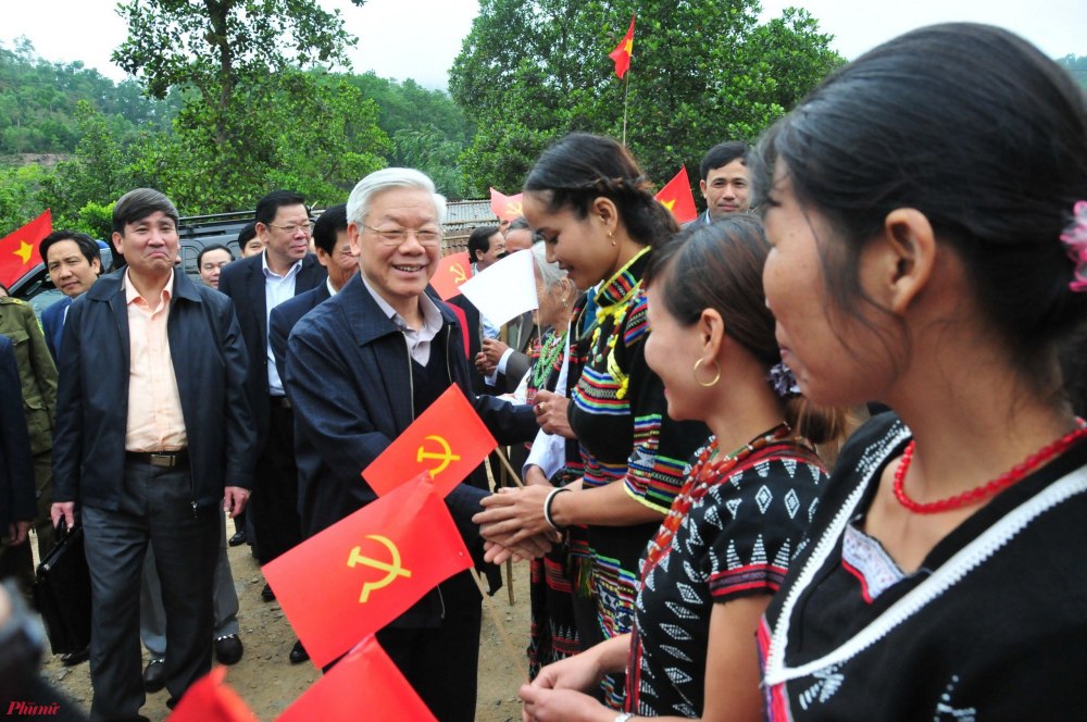 Tổng bí thư Nguyễn Phú Trọng đến thăm bà con đồng bào vùng cao A Lưới năm 2014 - Ảnh: Tư liệu