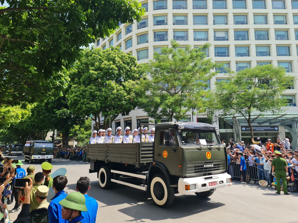 Đoàn xe đưa di hài Tổng bí thư Nguyễn Phú Trọng sẽ di chuyển từ Nhà tang lễ Quốc gia đến nghĩa trang Mai Dịch qua các tuyến đường Trần Thái Tông - Quảng trường Cách Mạng Tháng Tám - Tràng Tiền - Hàng Khay - Tràng Thi - Điện Biên Phủ - Trần Phú - Kim Mã - Đào Tấn - Liễu Giai - Nguyễn Chí Thanh - Trần Duy Hưng - đường gom Đại lộ Thăng Long - Lê Quang Đạo - Lê Đức Thọ - Hồ Tùng Mậu.