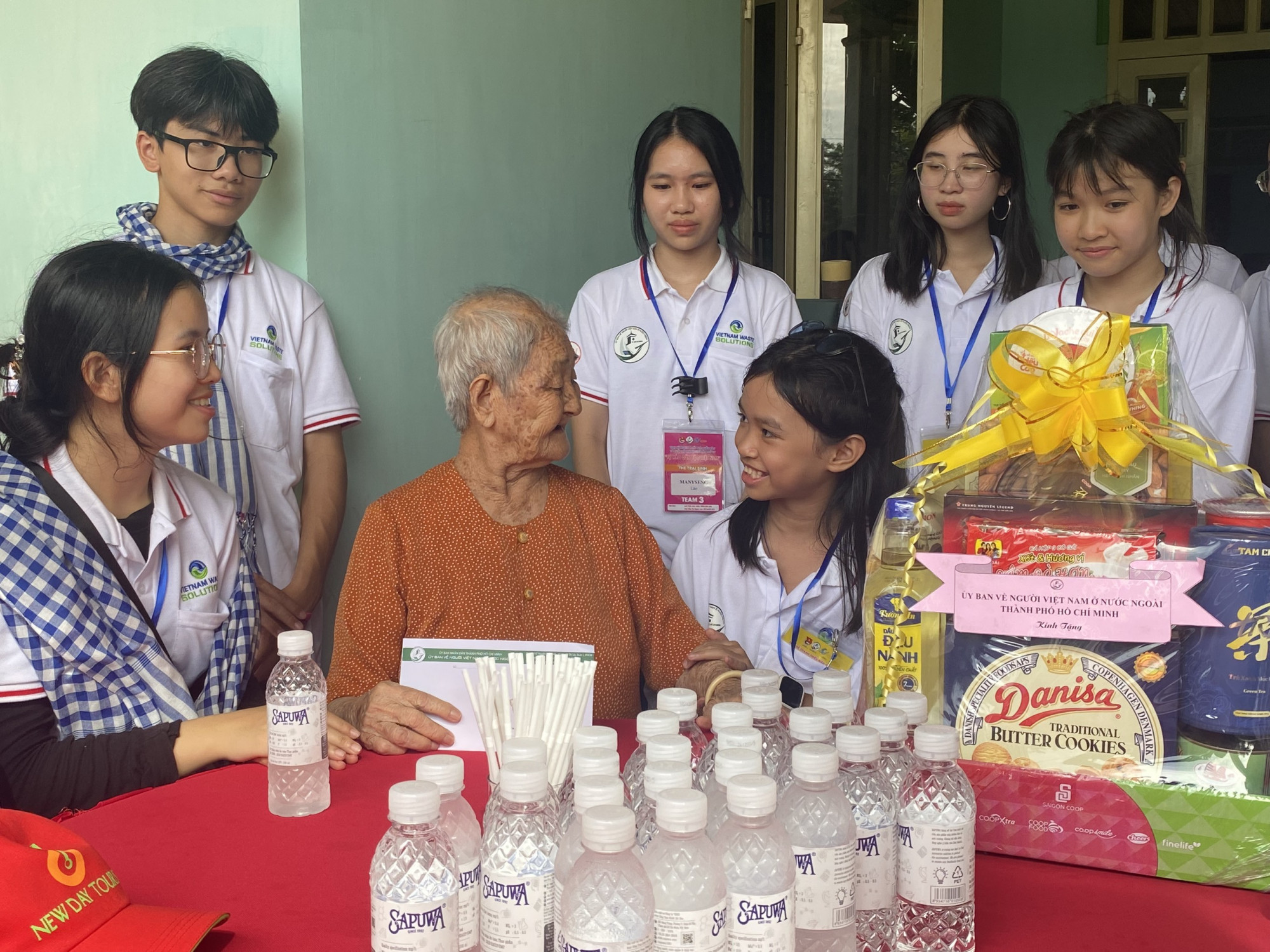 Và thăm hỏi, tặng quà các Mẹ Việt Nam anh hùng, gia đình chính sách tại mảnh đất anh hùng này