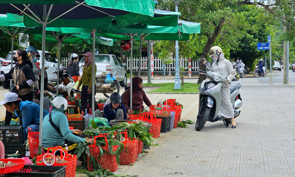 Sau khi cạo lớp ngoài của tai nấm và chân nấm thì nấm được ngâm với nước muối rồi được chần qua nước sôi, sau đó mới đem chế biến. Nấm tràm lành, mát mà lại ngon nên được nhiều người ưa chuộng