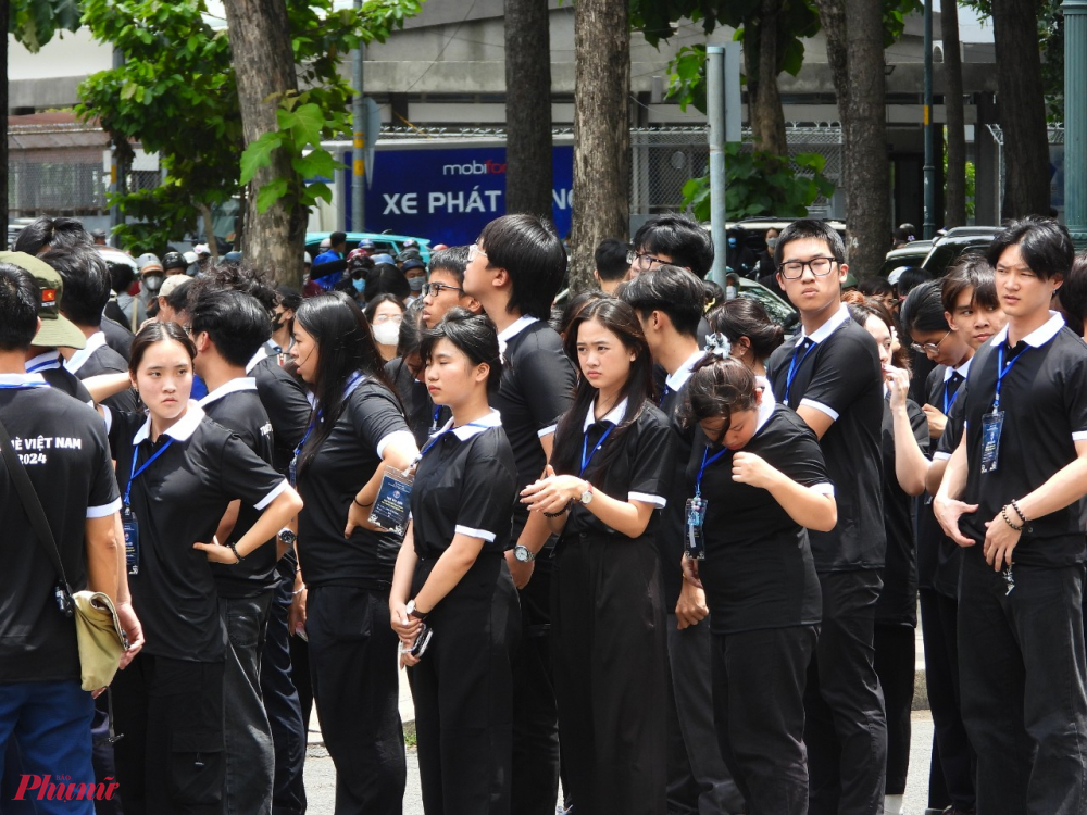 Các thành viên Trại hè Việt Nam năm 2024 đến viếng Tổng bí thư Nguyễn Phú Trọng vào trưa 26/7.