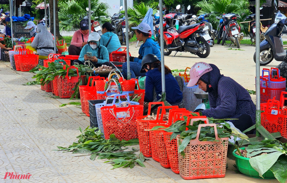 Chị Lê Thị Hà ở đường Minh Mạng  (TP Huế) chia sẻ: “Nếu mới ăn lần đầu thì nấm tràm thật ra không dễ ăn vì hơi đắng. Thế nhưng, khi đã quen rồi thì vị nhẫn đắng đặc trưng đó sẽ gây “nghiện”. Đến mùa nấm tràm, lần nào vào Kỳ Anh công tác tôi đều mua hàng yến nấm về biếu người thân và dự trữ ăn dần, nếu không thì thường đặt mua qua mạng”.