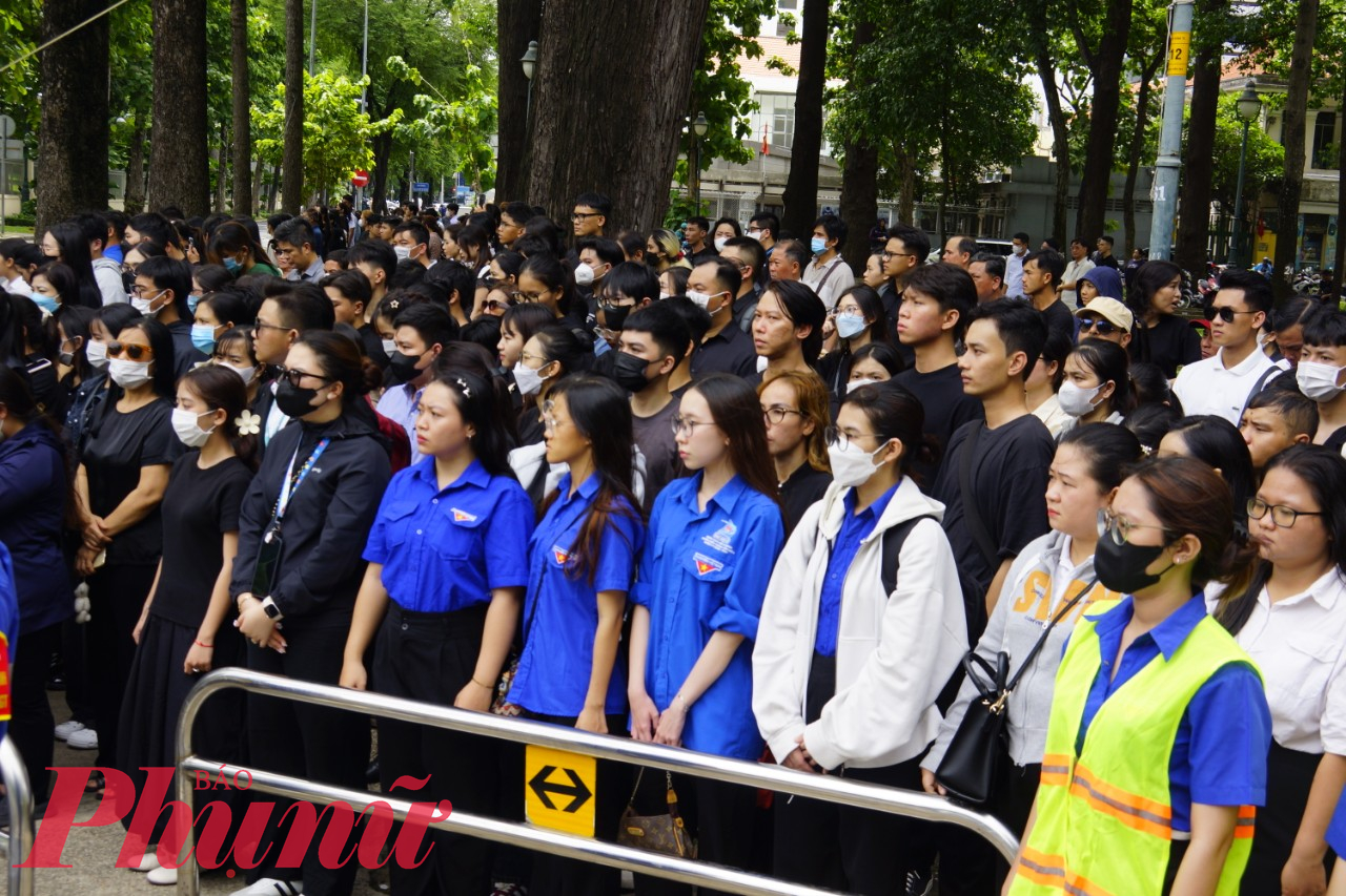 Các bạn đoàn viên, thanh niên đứng nghiêm trang, tham gia Lễ truy điệu bên ngoài hội trường 