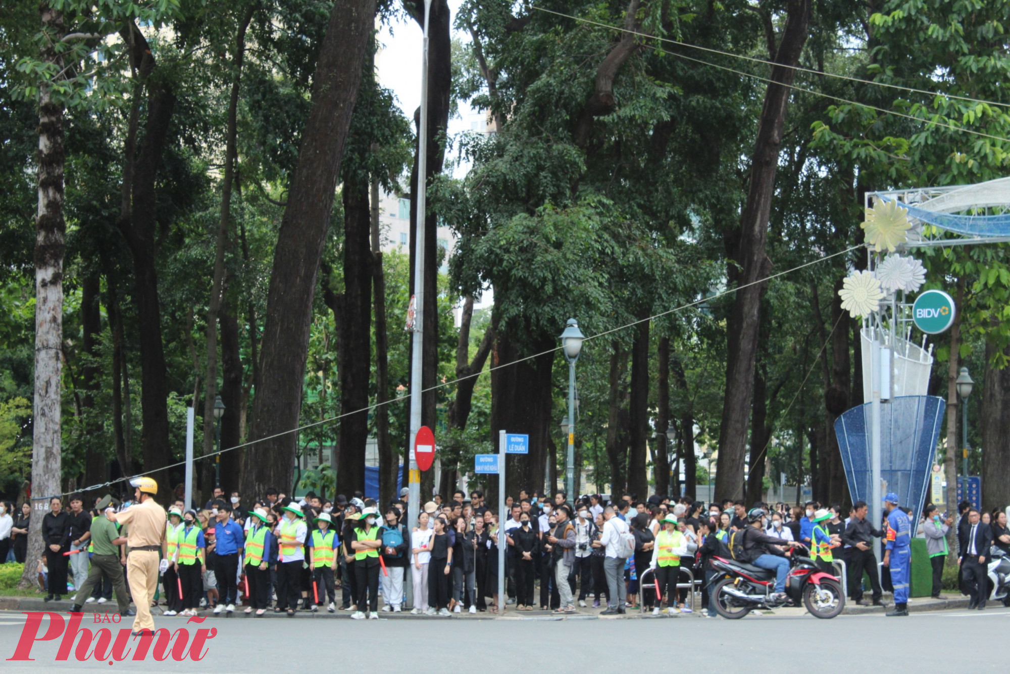 Ngay trước giờ Lễ truy điệu, người dân vẫn còn đến Hội trường Thống Nhất để tham gia Lễ viếng, Lễ truy điệu Tổng bí thư Nguyễn Phú Trọng 