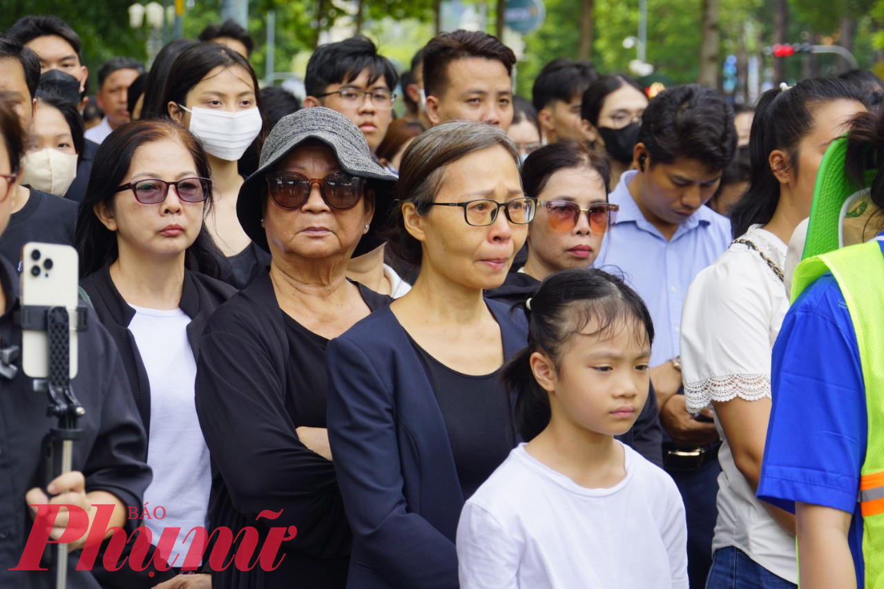 Trong nắng trưa, trong không khí nghiêm trang và xúc động, hàng trăm người dân tphcm, đã đến tham dự lễ truy điệu TBT