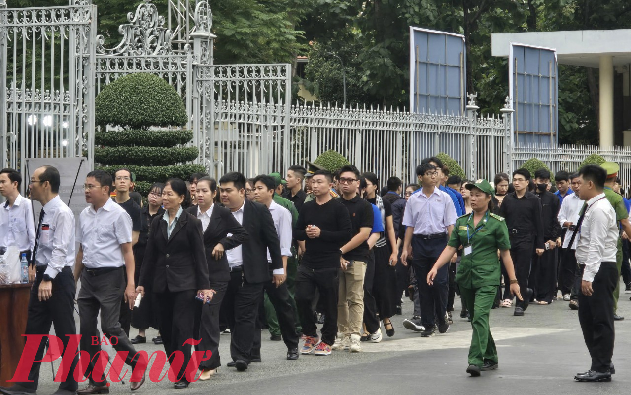 Dòng người đã có mặt tại Hội trường, chờ đợi được vào viếng Tổng bí thư 