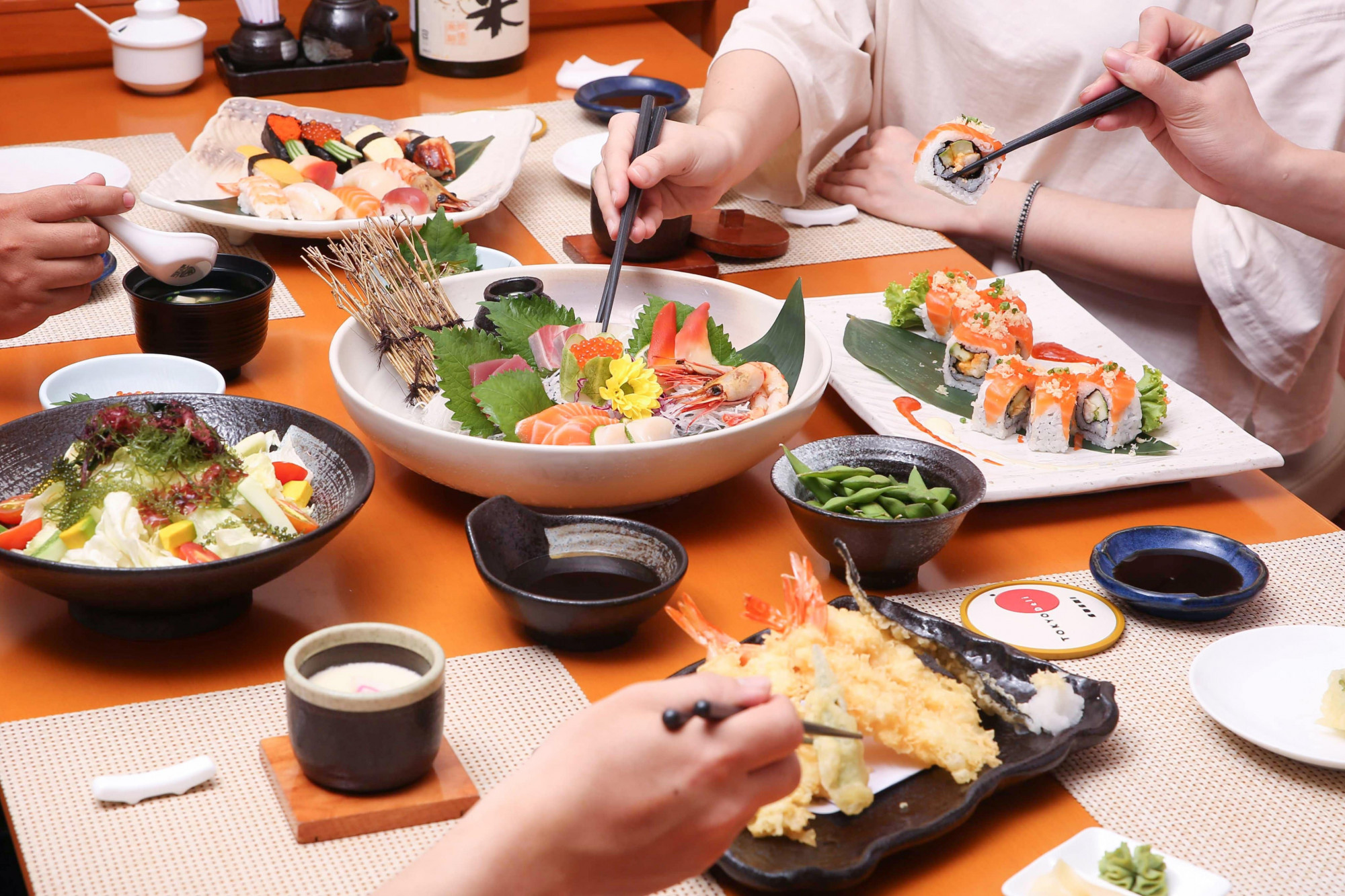 Chuỗi nhà hàng TOKYO Deli Sushi ra đời với tham vọng mong muốn giới thiệu nền ẩm thực Nhật Bản đích thực trở nên “Thân quen” đến với người Việt, đồng thời là nơi trải nghiệm nền ẩm thực Nhật mới mẻ, thú vị bên gia đình bạn bè và đồng nghiệp.