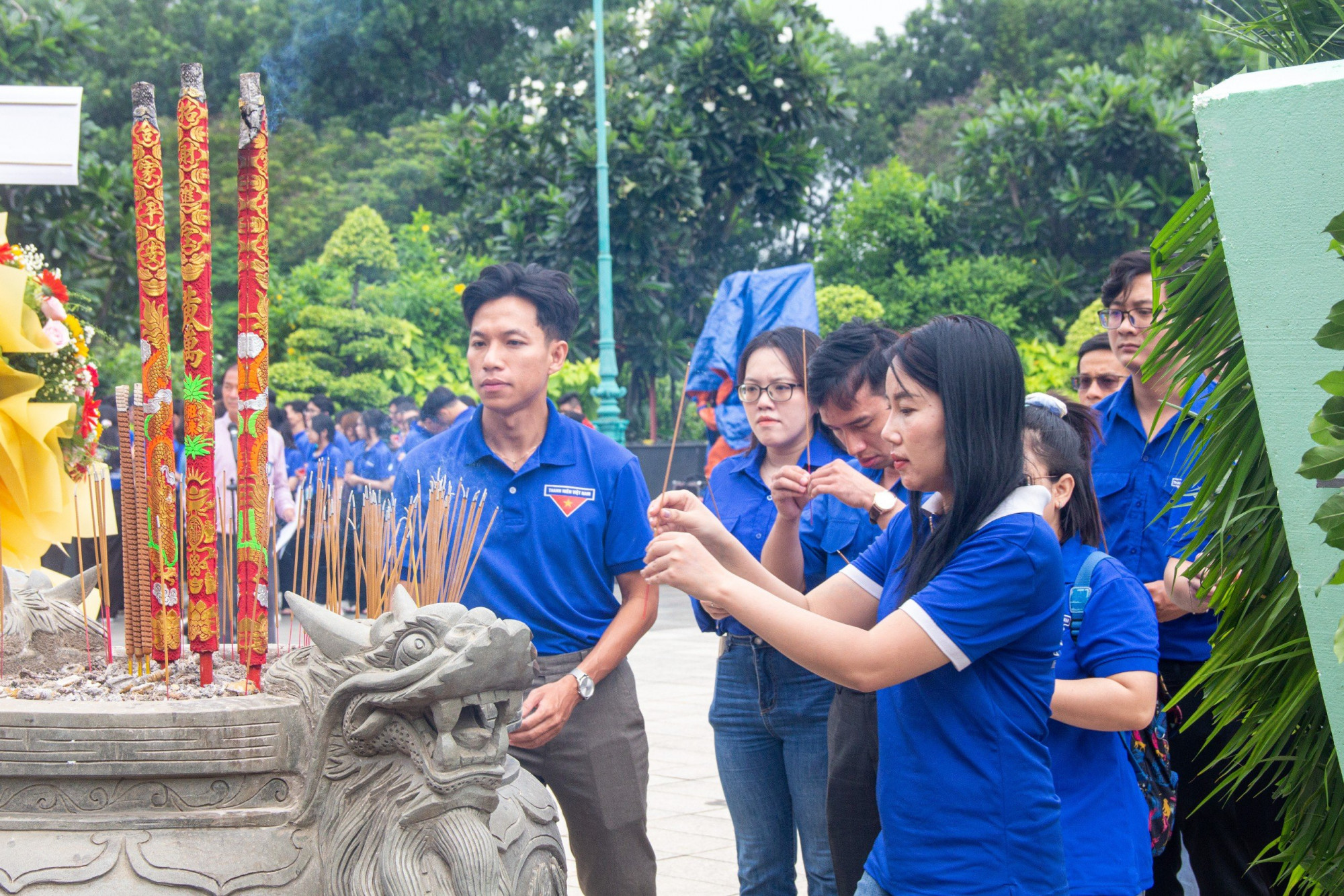 Các đoàn viên thắp hương tưởng nhớ