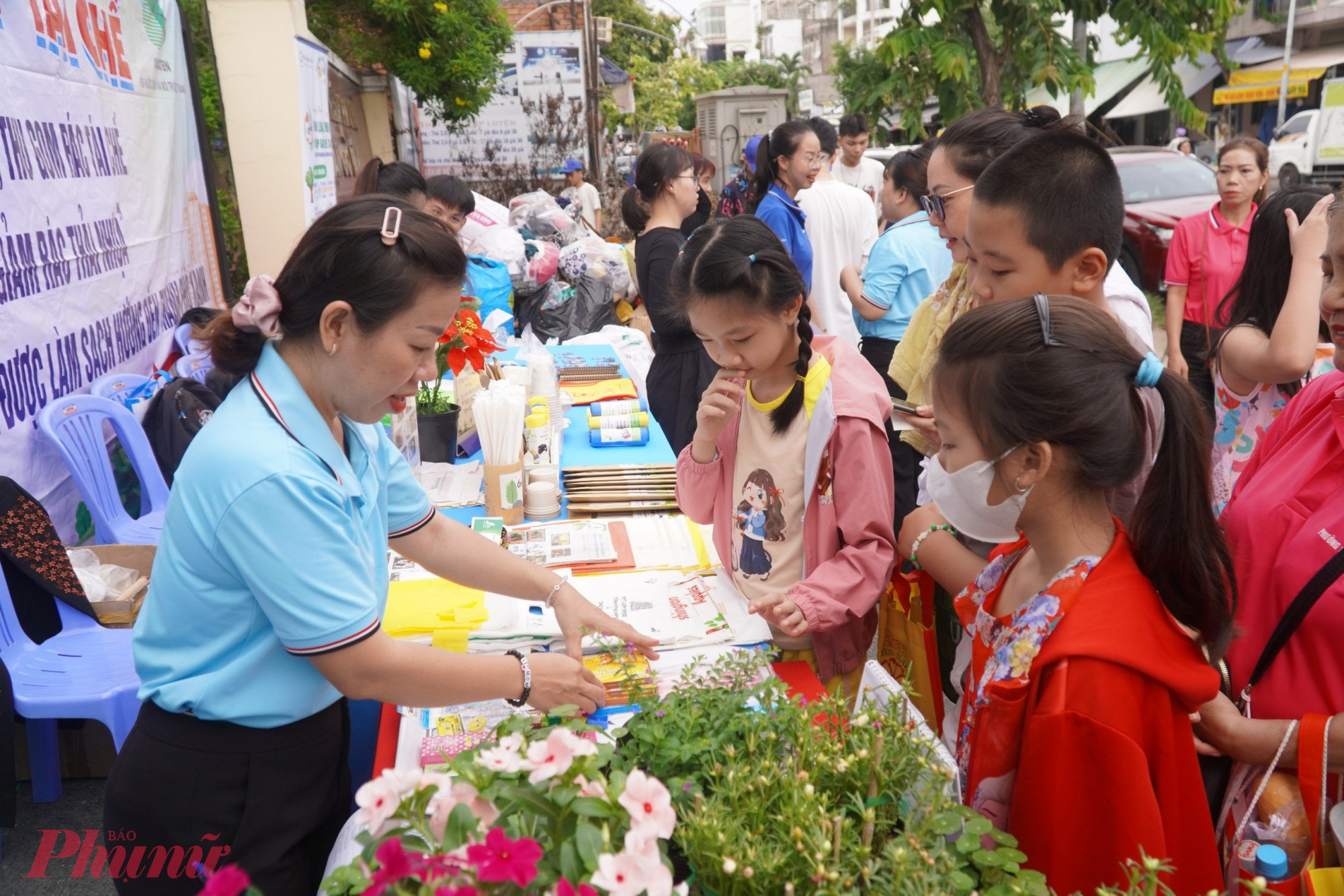 Học sinh tham gia đổi rác lấy những món quà thân thiện với môi trường - Ảnh: X.H