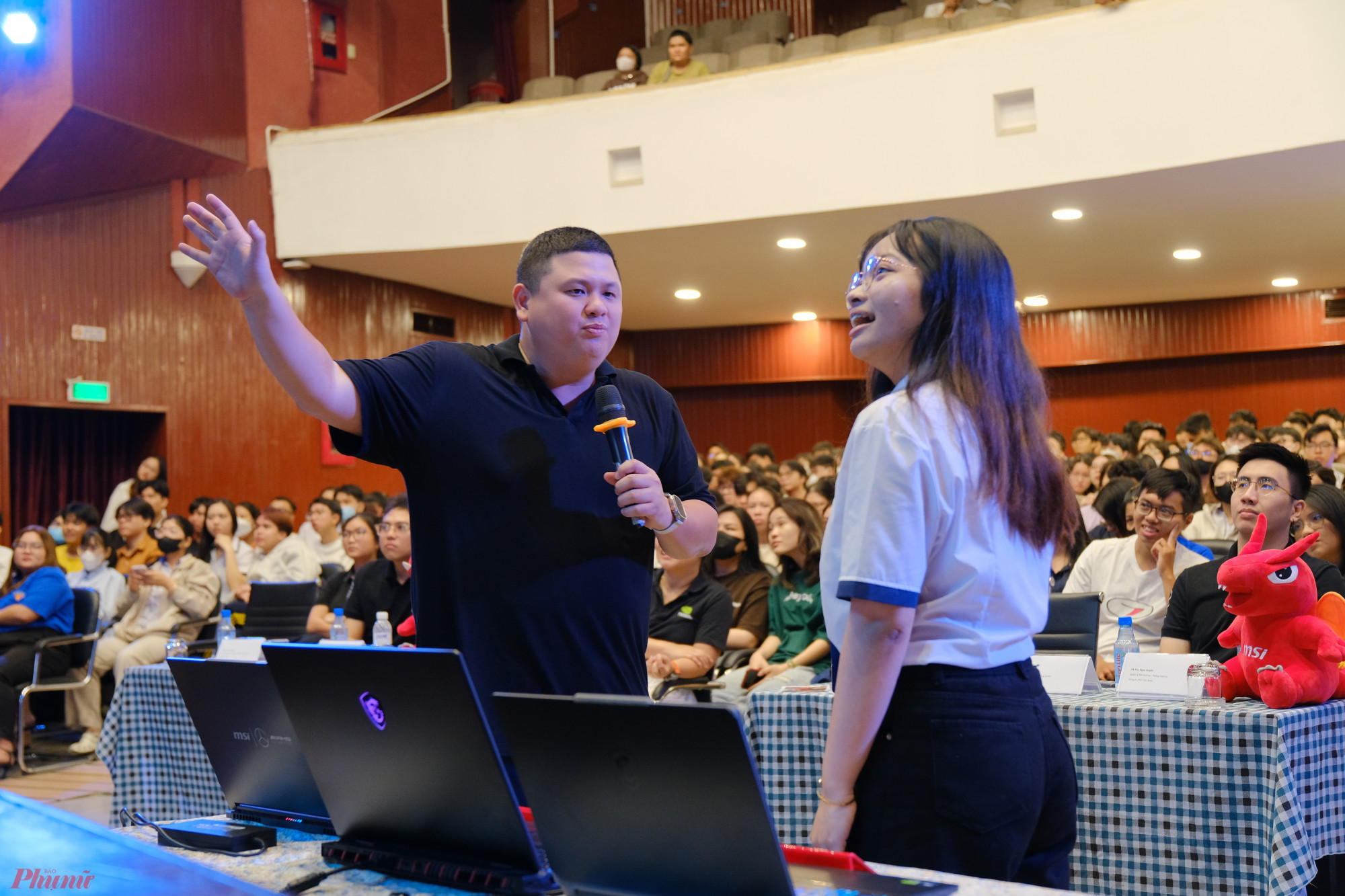 Sinh viên tương tác cùng AI - Ảnh: SAC