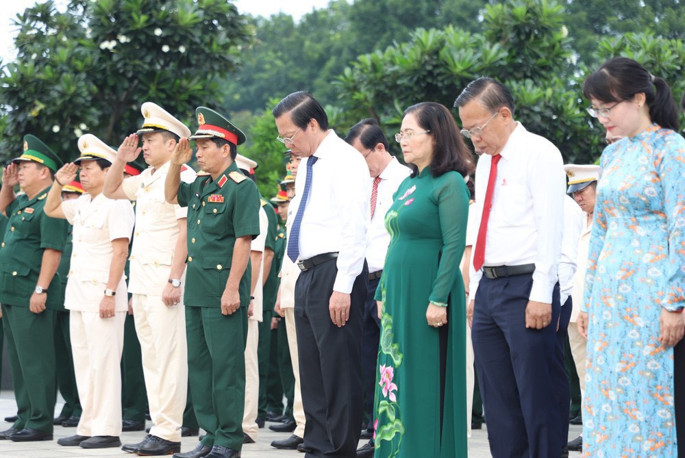 Đoàn lãnh đạo TPHCM dành phút mặc niệm tưởng nhớ các anh hùng liệt sĩ tại Nghĩa trang liệt sĩ  TPHCM, sáng 27/7 - Ảnh: Ngô Tùng 