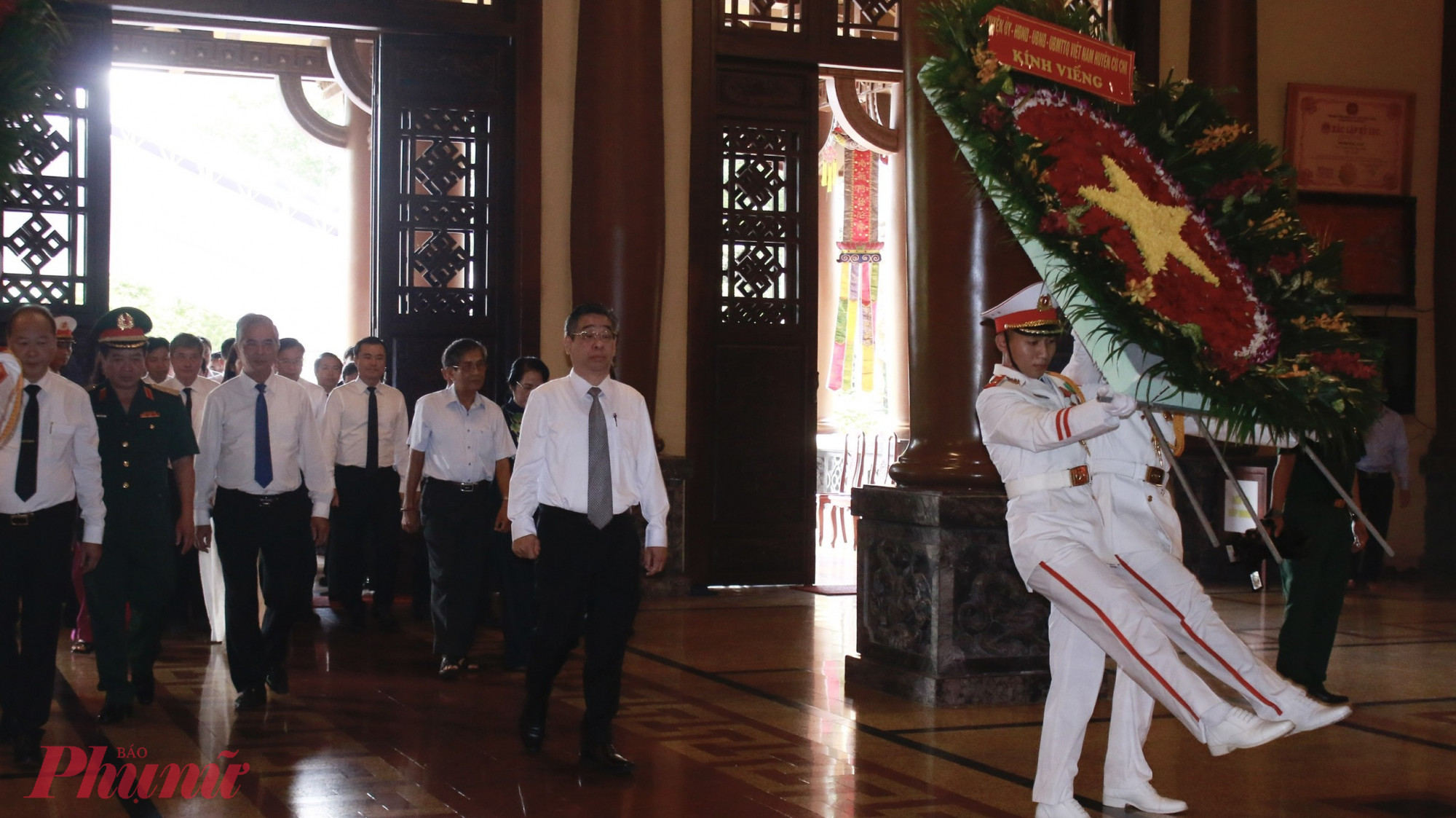 Đoàn lãnh đạo TPHCM dâng hoa tuởng niệm các anh hùng liệt sĩ tại Đền Tưởng niệm liệt sĩ Bến Dược, huyện Củ Chi - Ảnh: Ngọc Trăm 