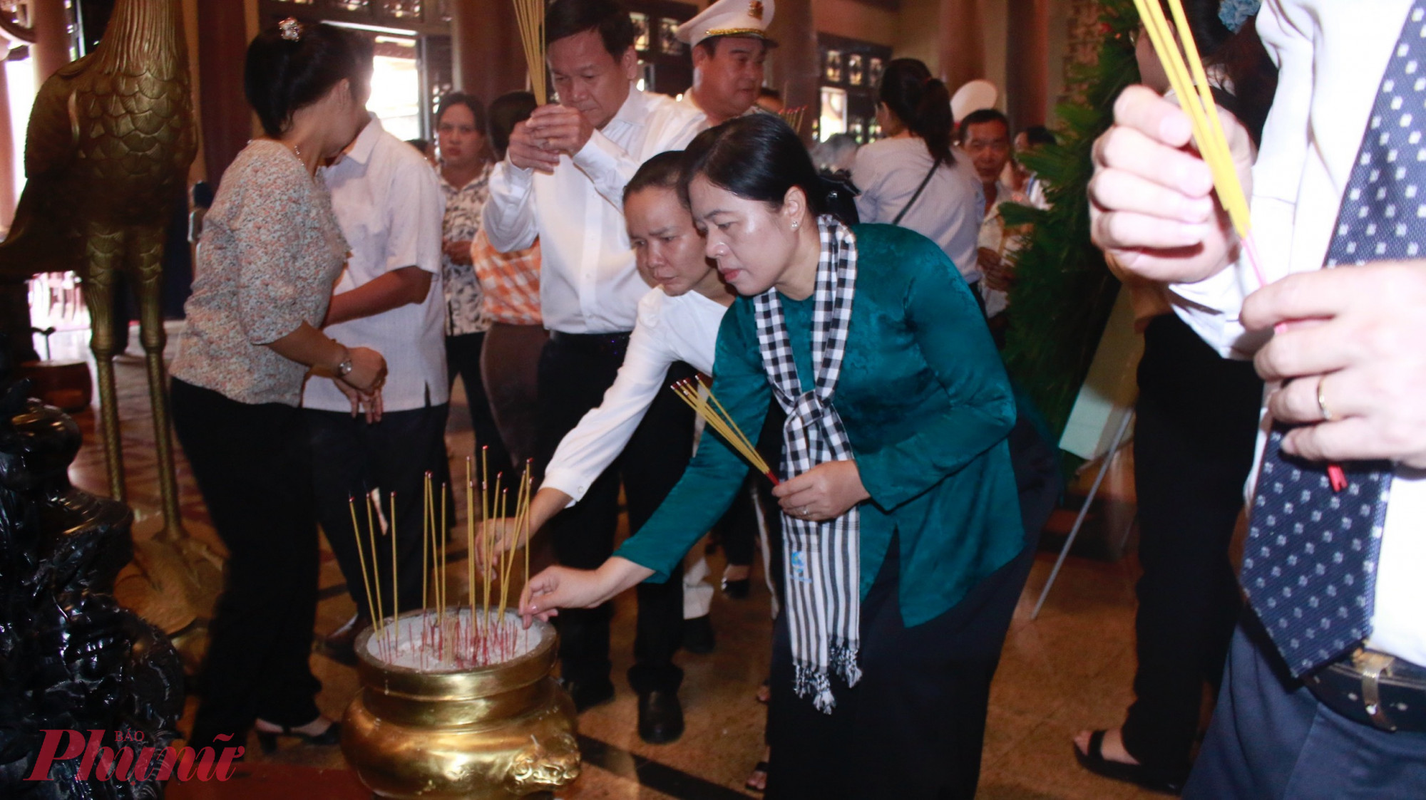 Các đại biểu dâng hương tưởng niệm các anh hùng liệt sĩ tại Nghĩa trang liệt sĩ TPHCM - Ảnh: Ngọc Trăm 