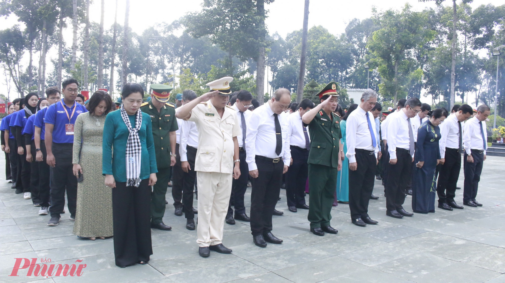 Các đại biểu cũng đã dành phút mặc niệm để tưởng nhớ các anh hùng liệt sĩ, người có công cách mạng - Ảnh: Ngọc Trăm 