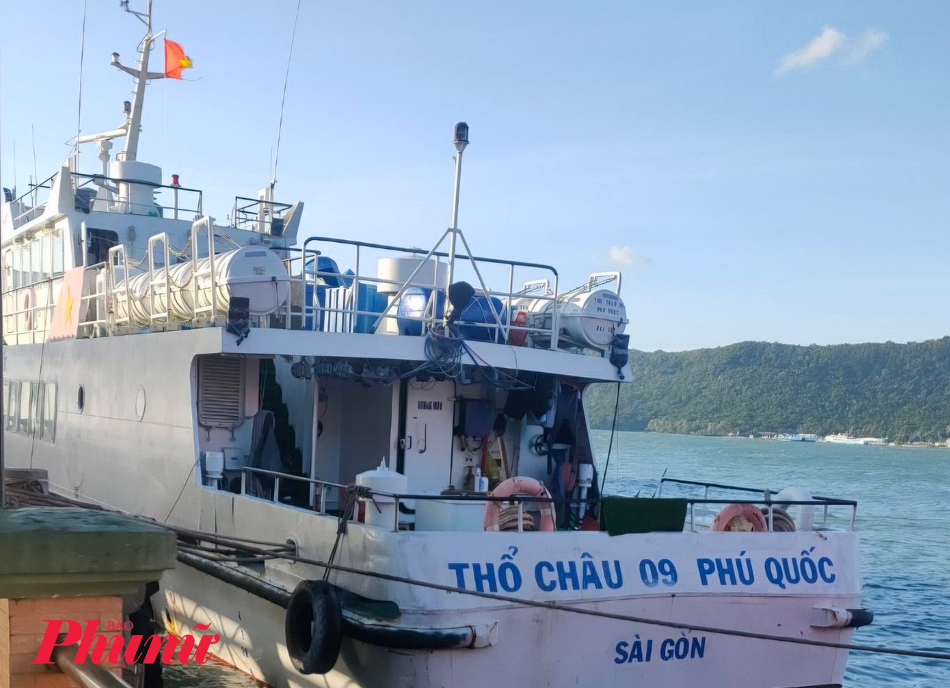 Tàu Thổ Châu 09 đang phục vụ nhu cầu đi lại của người dân xã đảo Thổ Châu đã xuống cấp