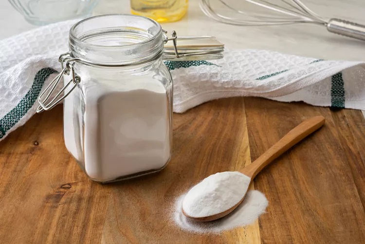 Baking soda là chất tẩy rửa phổ biến và có lý do chính đáng. Nguyên liệu gia dụng giá rẻ này có sẵn và cực kỳ đa năng, dùng cho mọi thứ, từ chà vết cà phê và trà trên đồ sứ đến làm trắng đồng phục thể thao khi giặt.  Nhưng khi nói đến việc vệ sinh, baking soda có giới hạn của nó. Tính chất mài mòn nhẹ của baking soda khiến nó không lý tưởng để vệ sinh các vật liệu dễ bị trầy xước. Đọc tiếp để tìm hiểu một số thứ đáng ngạc nhiên không bao giờ nên vệ sinh bằng baking soda.