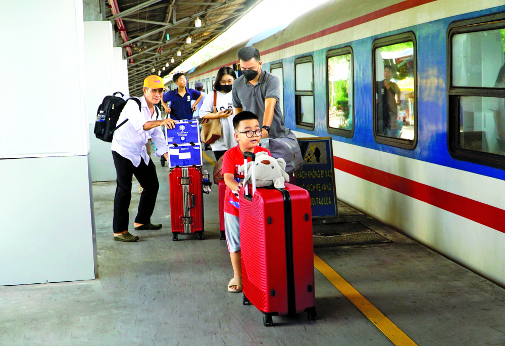 Hành khách lên tàu hỏa tại ga Sài Gòn. Nhiều người chọn phương tiện này một phần vì trẻ dưới 6 tuổi được miễn phí vé ẢNH: VŨ QUYỀN