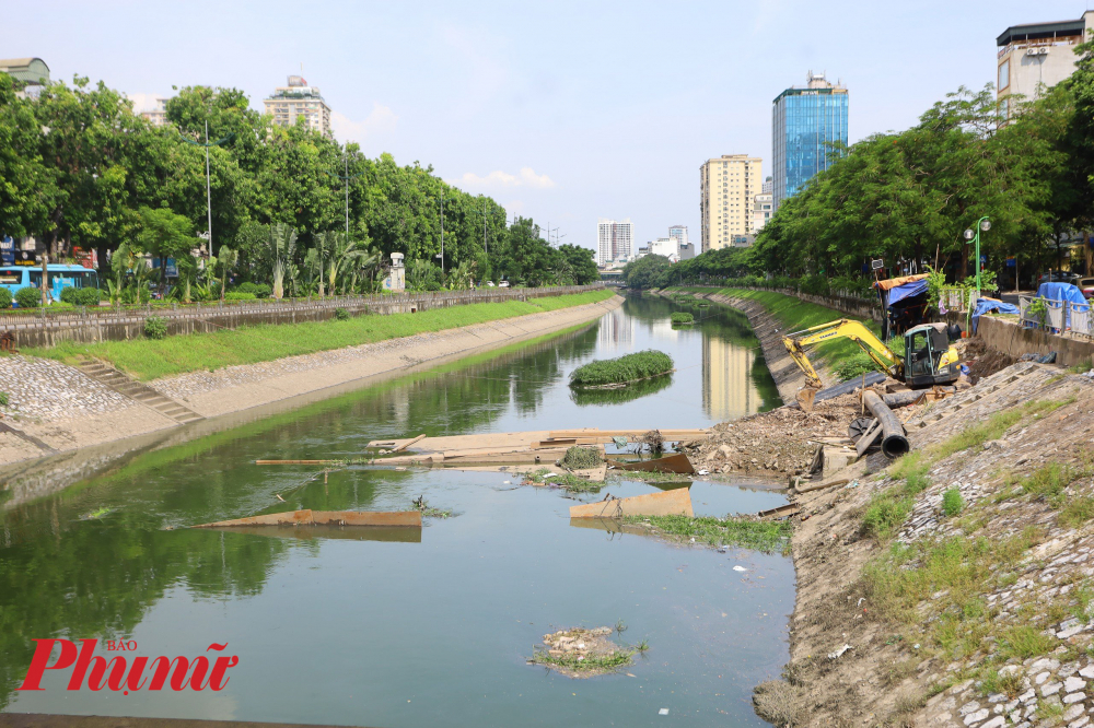 Hà Nội có một dòng sông Tô Lịch chảy xuyên qua lòng Thành phố tạo nên một cảnh quan đẹp. Nhiều người hi vọng có thể làm hồi sinh dòng sông Tô Lịch.