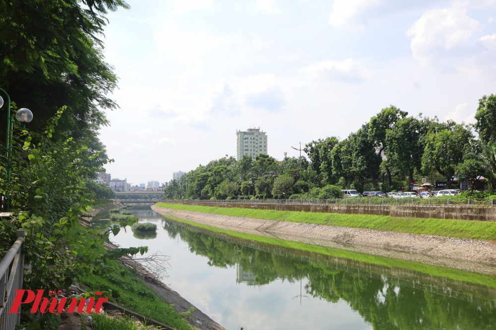 Đây là lần thứ hai nước sông Tô Lịch đổi màu. Trước đó, khoảng cuối tháng Sáu, đầu tháng Bảy.nước sông đã đổi sang màu xanh 