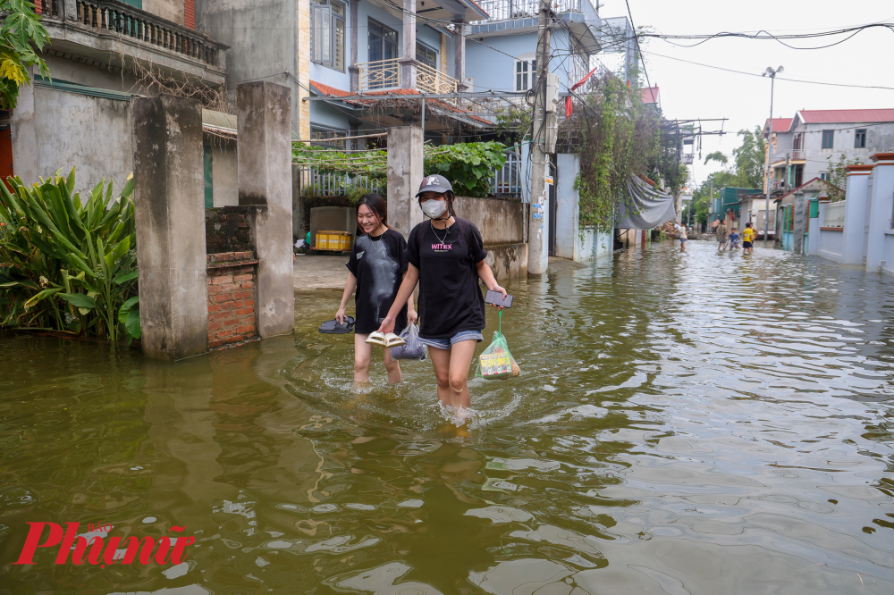 Không chỉ có xã Cấn Hữu, các khu vực khác ven sông Tích, sông Bùi như xóm Bến (xã Tân Tiến), tỉnh lộ 412B nối huyện Quốc Oai với thị trấn Xuân Mai cũng bị ngập nặng cùng thời điểm.